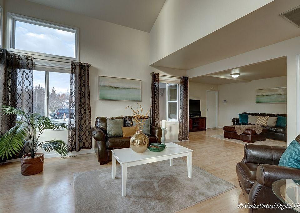 A formal sitting room and a tv room - open floor plan
