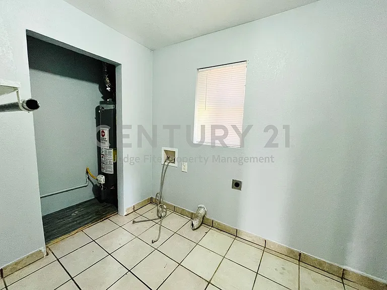 2621 E 12th St — Photo 11