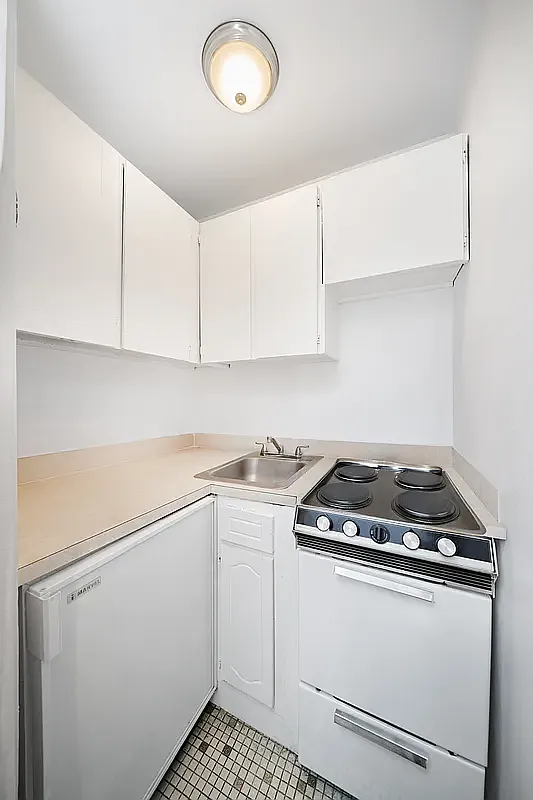 Building Photo - 146 E 16th St #4F