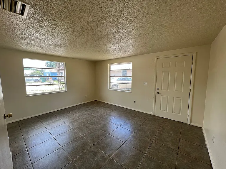 1014 57th Avenue Dr E — Photo 7