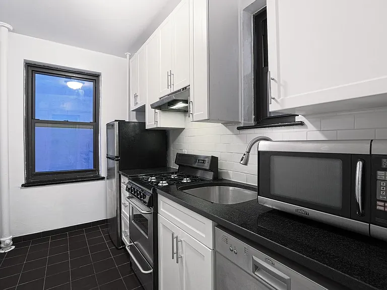 433 W 21st St #2F — Photo 4