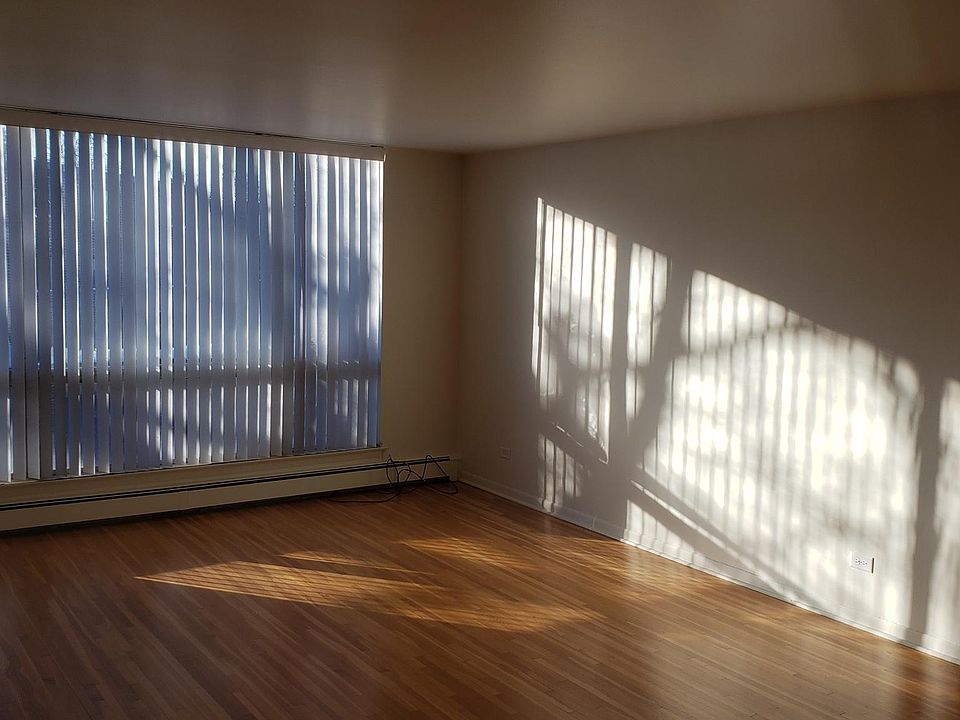 Living Room: Hardwood Floors