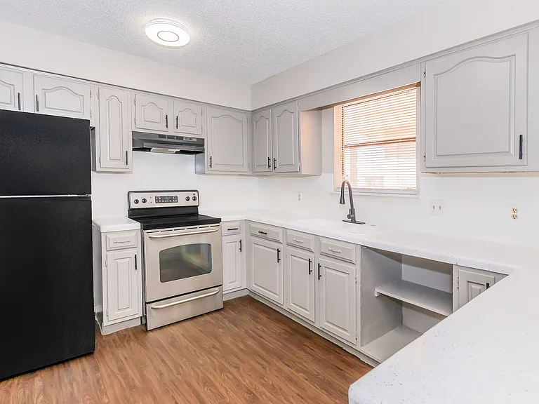 Town home Kitchen plenty of cabinets
