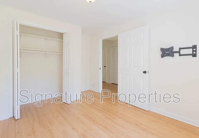 405 Lakeview Ct — Photo 30