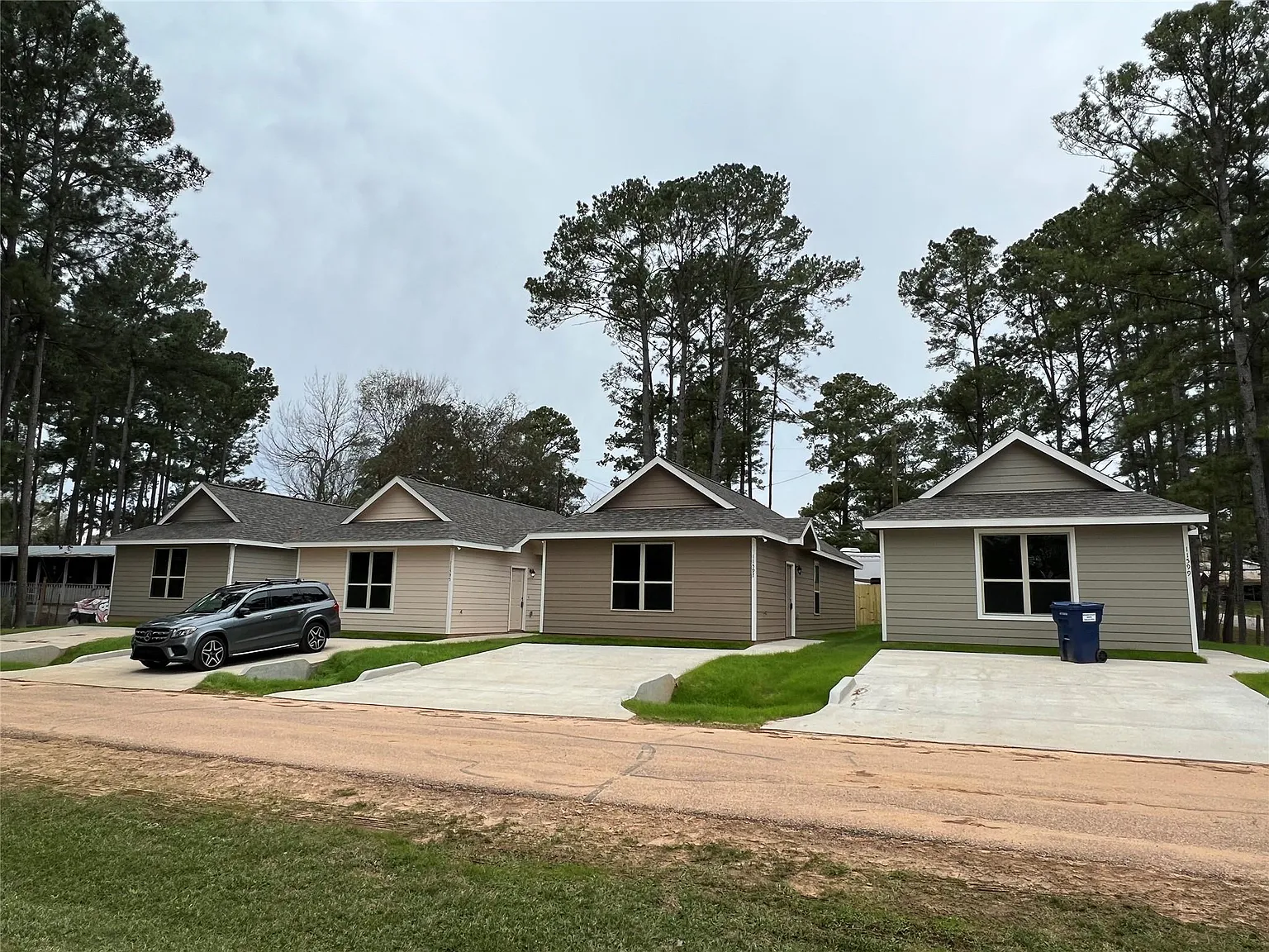3 bed, 2.0 bath, 988 sqft, $1,290 — Photo 2