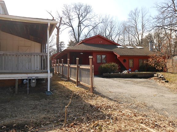 3rd image of 823 E Hereford Ave