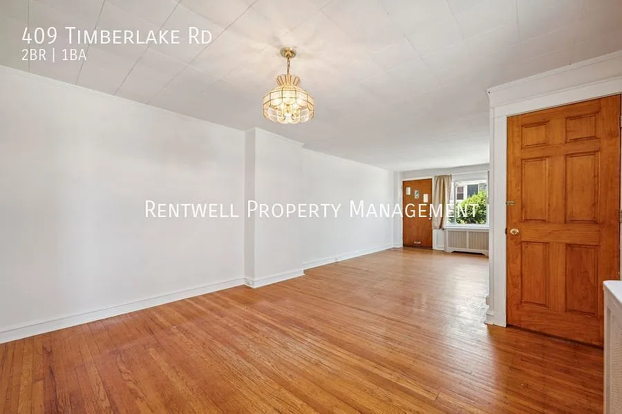 Renovated 2-Bedroom End-Unit Home with Deck & Parking — Photo 4