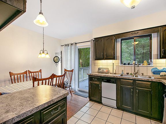 4th image of 28 Red Oak Ln