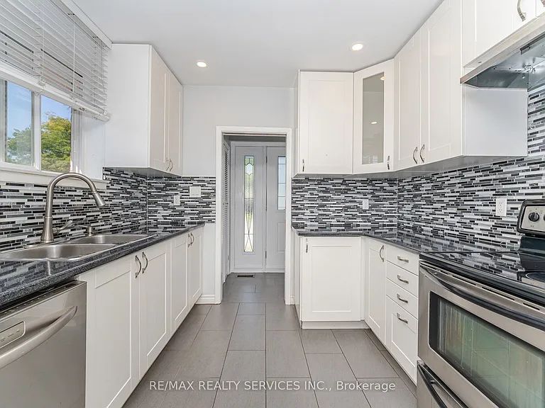61 Avondale Blvd — Photo 13