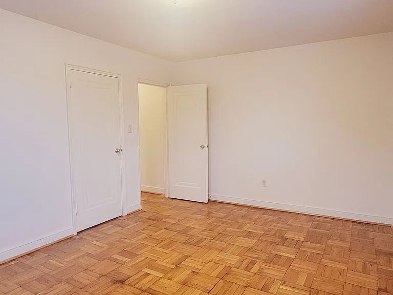 Boulevard Courts Apartments — Photo 12