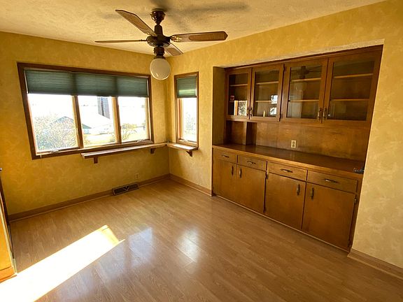 Dining room with awesome views of the sunrise.