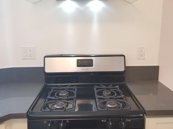 3rd image of 7371 Fountain Ave