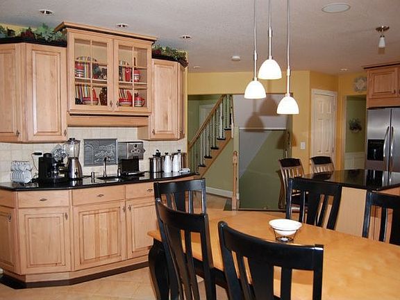 Kitchen with wet bar