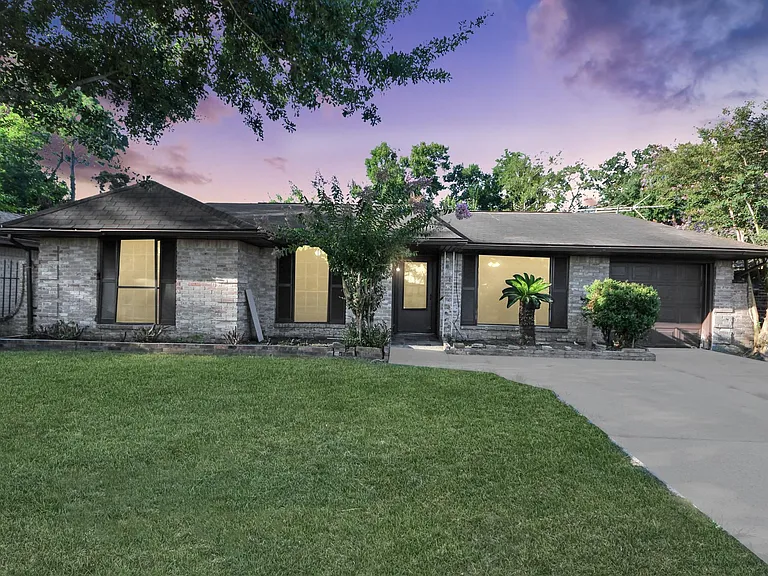 3806 Charriton Dr — Photo 2