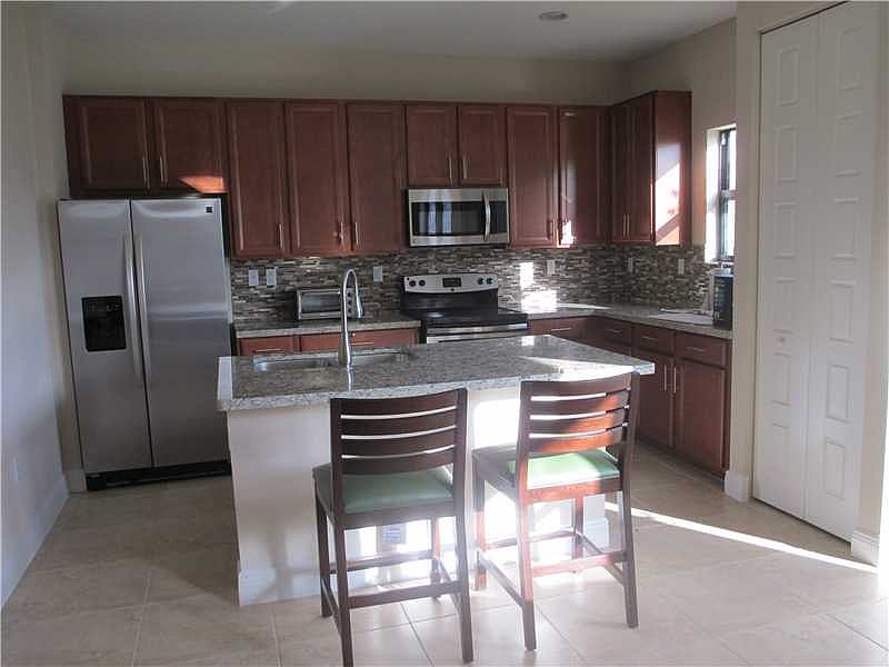 1st image of 914 NE 193rd Ter