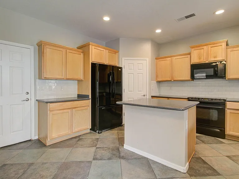 2143 W Marconi Ave — Photo 20