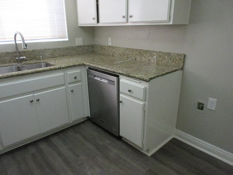 Las Flores Gardens Apartments — Photo 28