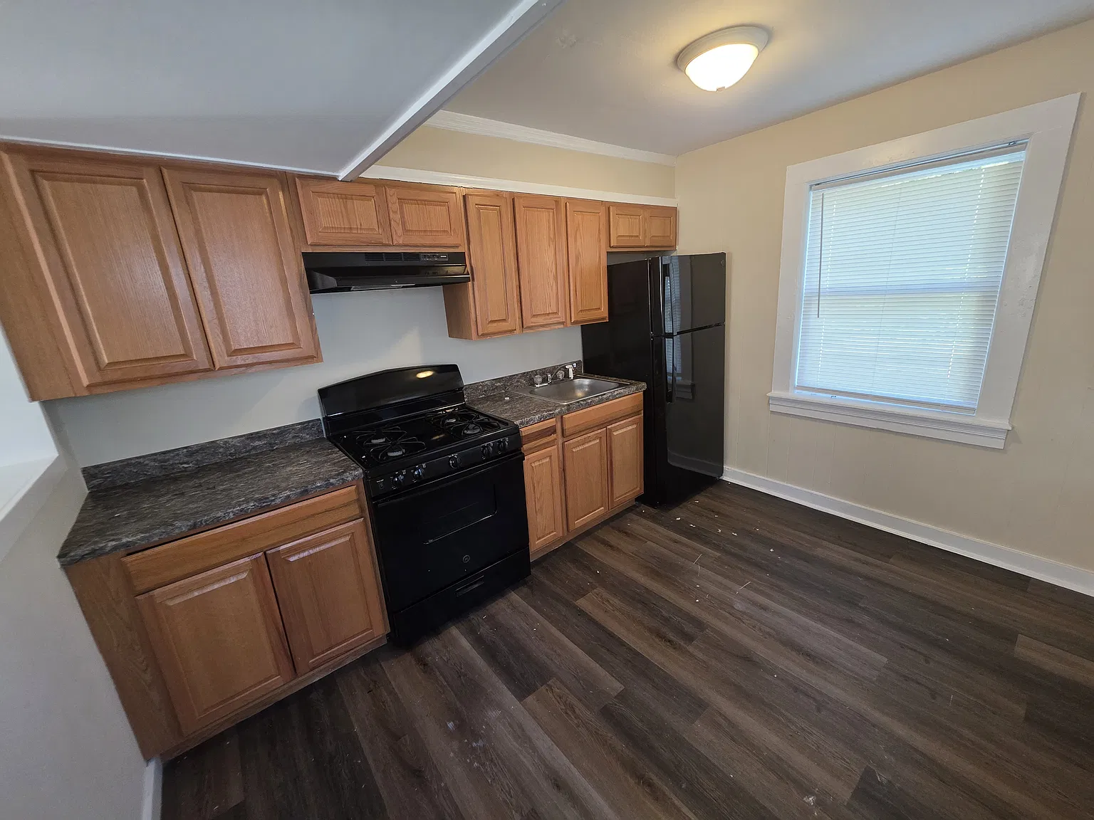 4 bed, 1.0 bath, 1023 sqft, $1,495 — Photo 2