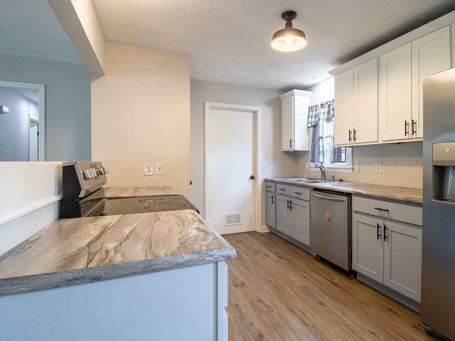 3 bed, 1.5 bath, 1209 sqft, $1,850 — Photo 4