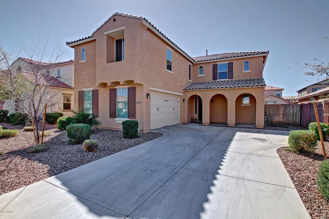 4 bed, 2651 sqft, $2,975 — Photo 2