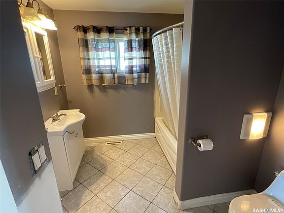 5th image of 810 O Avenue S