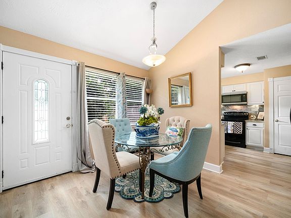 4th image of 302 Forest Hills Dr