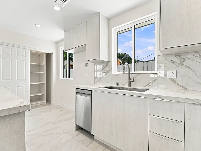 19008 Hartland St #913S38 — Photo 7