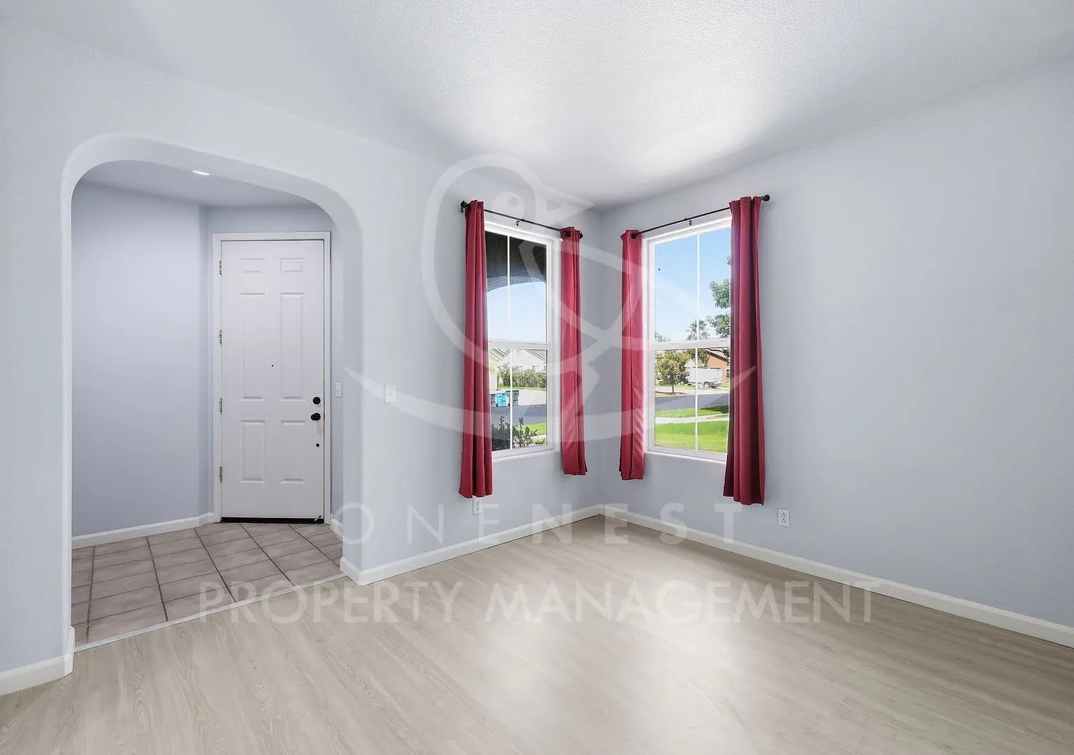 charming bungalow-style 3-bedroom, 2-bathroom single-level home in Olivehurst — Photo 3