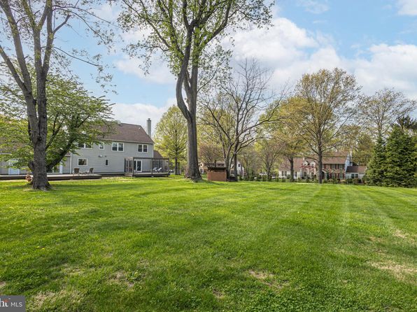 8 Mayflower Cir, Holland, PA 18966