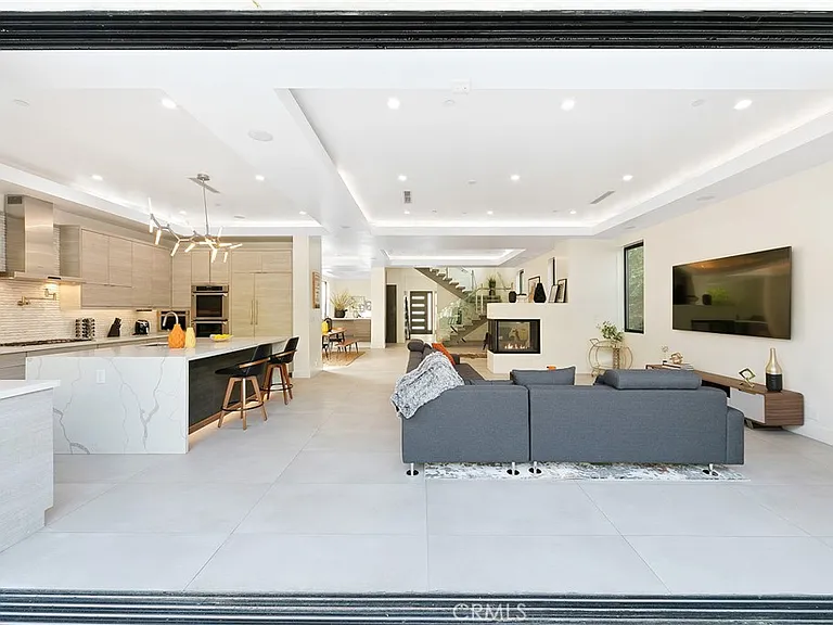 454 S Holt Ave — Photo 6