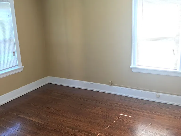 One-Bedroom Unit Available in Walnut Hills - Heat and Water Included — Photo 4