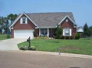 160 St Charles Pl, Grenada, MS 38901