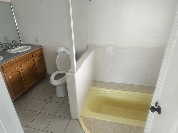 4th image of 502 Canal Dr Room 1