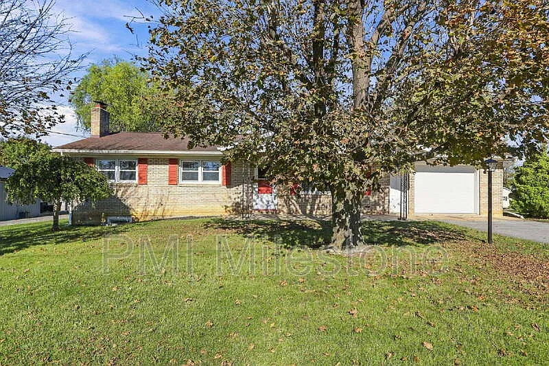 4 bed, 1.5 bath, 1851 sqft, $1,994 — Photo 4