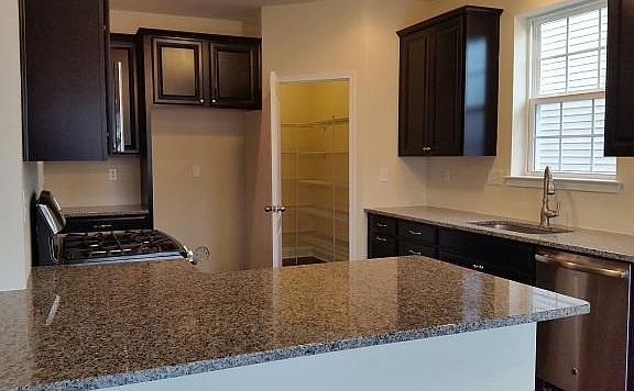 Spacious kithcen with great countertop space