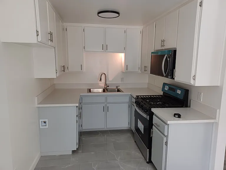 1311 N Broadway — Photo 4