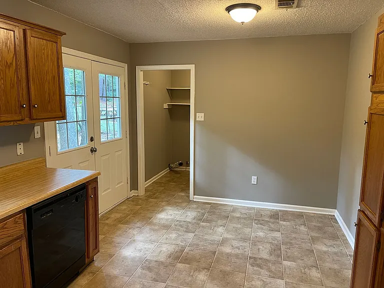 716 Rosewood Dr — Photo 4