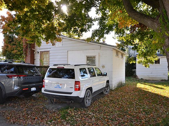 3rd image of 302 S Maumee St