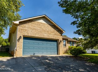 1126 Willow Creek Cir, Maryville, TN 37804