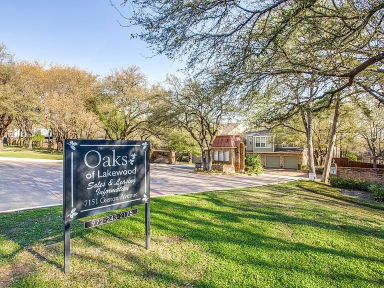 Oaks of Lakewood Entrance
