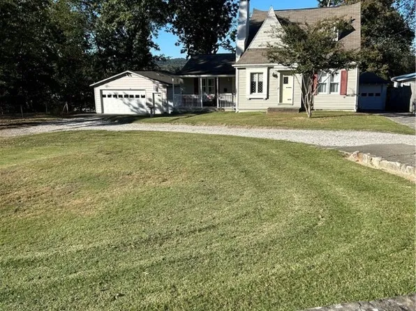 1820 Beechwood Dr, South Charleston, WV 25303