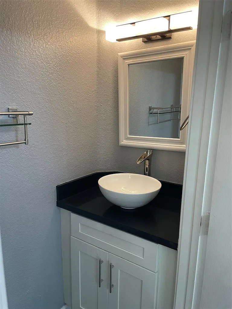 3 bed, 2.5 bath, 1356 sqft, $2,900 — Photo 2