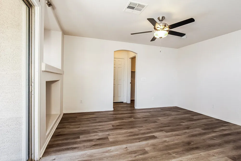 3 bed, 2.5 bath, 1726 sqft, $2,460 — Photo 4