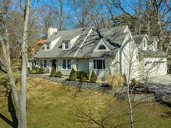 3rd image of 2 Grantwood Ln