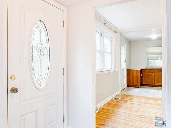 5th image of 246 Roberts Cir