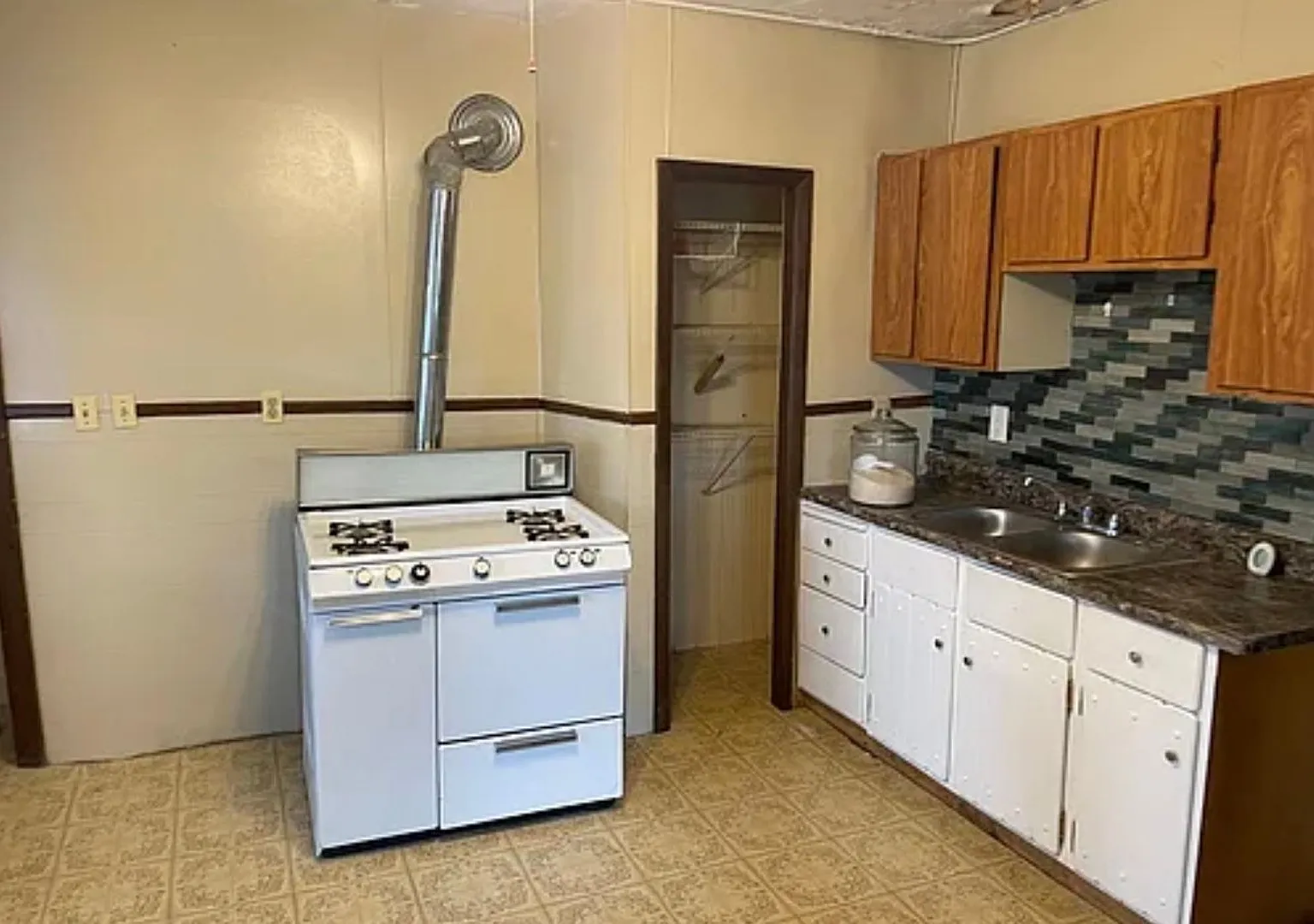 240 Estes Street Woonsocket — Photo 4