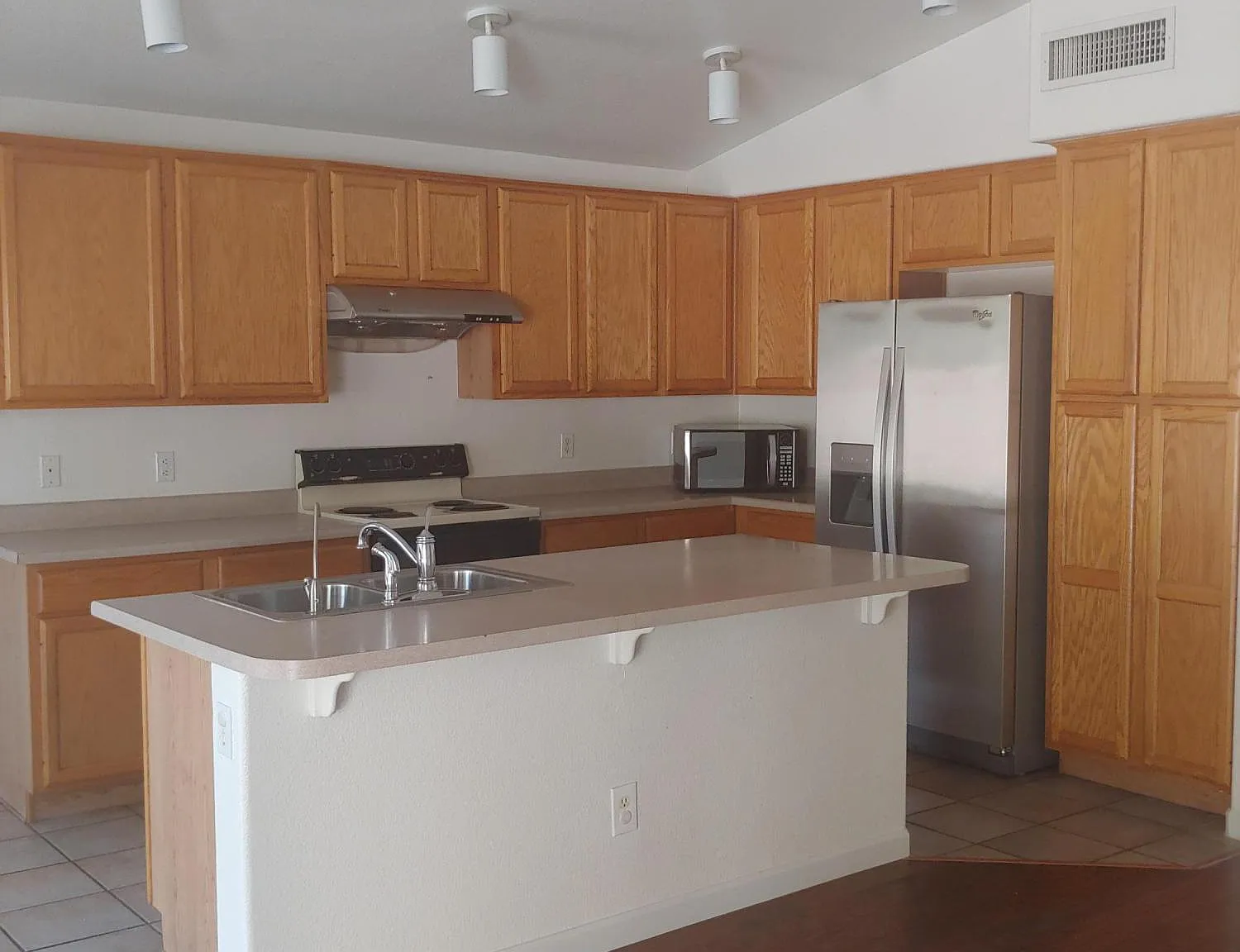 4 bed, 2.0 bath, 1833 sqft, $2,450 — Photo 3