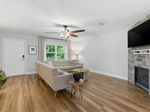 5th image of 1303 Creekside Dr