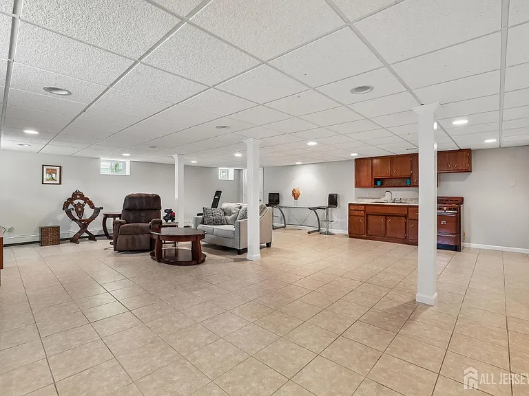 207 Stoughton Ave — Photo 24