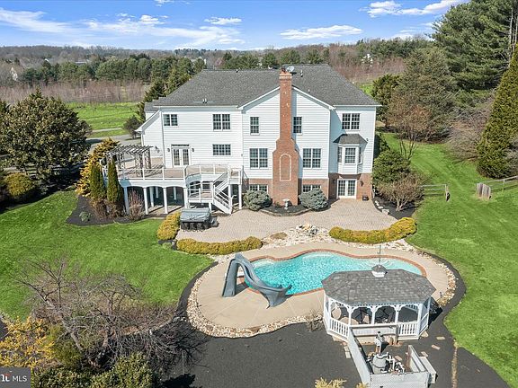3rd image of 3210 Daisy Rd